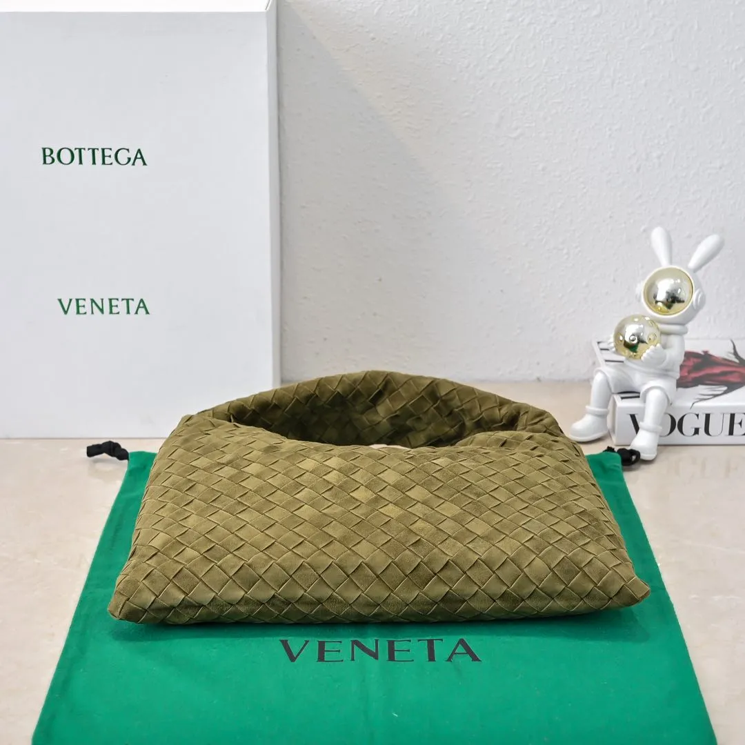 Batch 1860 #Bv new small HOP bag-nubuck leather is here! The bag body and handles are made of a whole piece of woven leather. The bag body is soft and lazy. Hop symbolizes the praise of innovation and eternal craftsmanship [love]. The pyramid silhouette combines practicality and fashion. It is modern and casual. The double-sided closure design of the bag mouth is more convenient and safe! The cowhide texture also makes the bag more wear-resistant and durable. A must-have for fashionable ladies who like minimalism yet comfortable and casual! Size: 41x20.5x7.5, Model: 3966#一